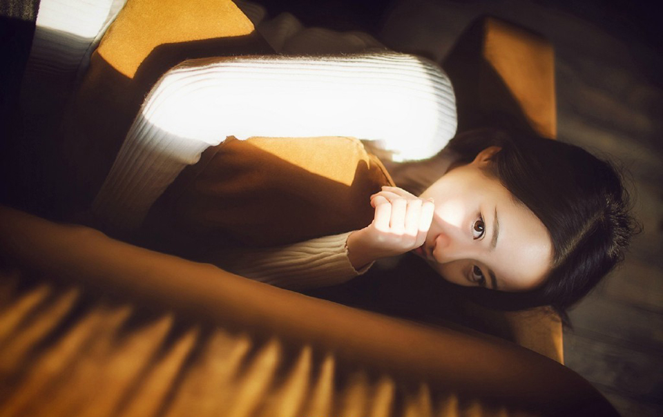 “之前那个想要抱我的人是怎么回事？”夜鹰冷漠的眸光扫过众人，冷然道：“他活着，为什么没人死？”